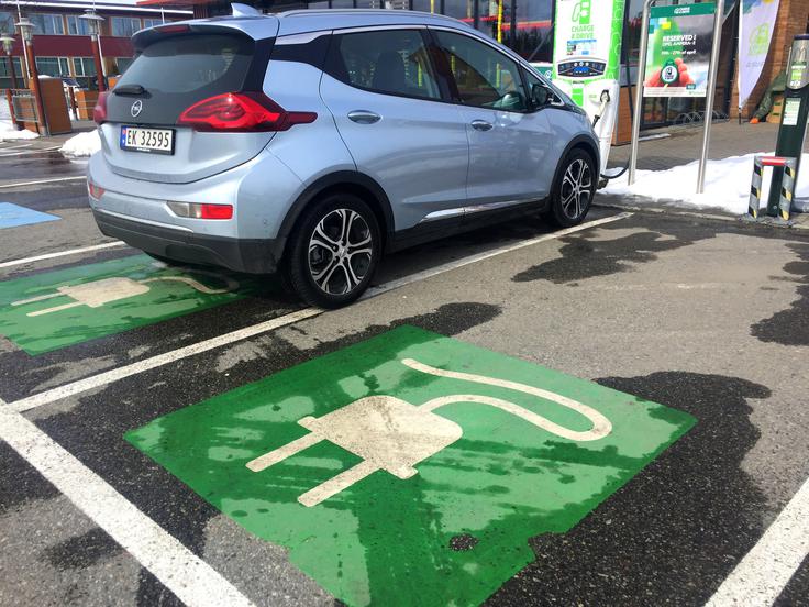 Norvežani želijo na vsakih 50 kilometrov glavnih cest postaviti vsaj eno hitro polnilnico z enosmernim tokom DC. | Foto: Gregor Pavšič