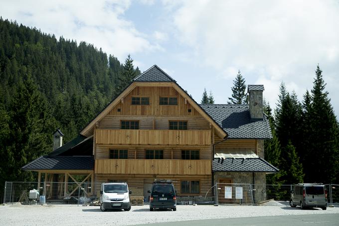 V neposredni bližini brunarice je ob parkirišču zrasel lesen hotel, ki bo pomagal nadomestiti primanjkljaj prenočišč na Soriški planini. | Foto: Ana Kovač