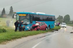 Huda prometna nesreča avtobusa in osebnega avtomobila #foto