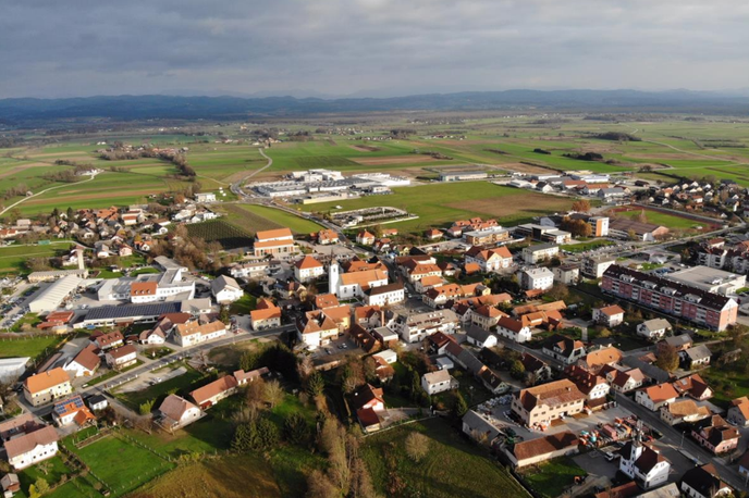 Šentjernej | V Občini Šentjernej po ocenah živi okoli 300 Romov v petih romskih naseljih. V zadnjem času sicer beležijo tudi naseljevanje posameznih romskih družin zunaj znanih romskih naselij.
