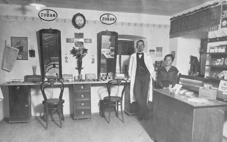 Thonetov stol (na fotografiji iz leta 1900 vidimo dva takšna stola v nekem nemškem frizerskem salonu) je bil prvi množično izdelan stol. | Foto: Guliverimage
