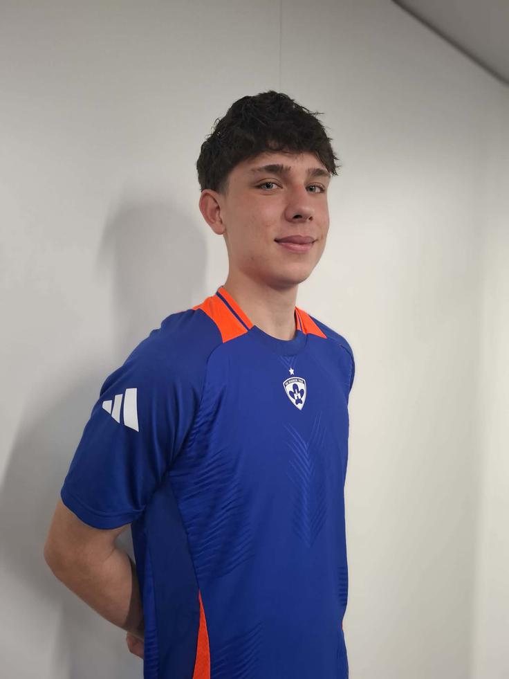 "Zadnje, kar si želim, je to, da bi zaradi tega kaj zrasel v glavi, se spremenil in poletel. Tega nočem. Ostajam trdno na tleh. Skromen in delaven," se noče spreminjati kljub pogostih pohvalam trenerja Feđe Dudića. | Foto: R. P.