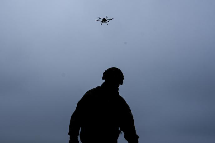 Ukrajinski vojak opazuje dron | Vojna v Ukrajini je postala vojna, v kateri se je razmahnila uporaba dronov. Za Ukrajinci so zlasti nevarni ruski roji dronov, ki med drugim napadajo civilno infrastrukturo. Na simbolični fotografiji: ukrajinski vojak opazuje dron. | Foto Guliverimage