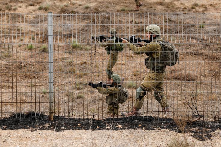 Izraelski vojaki ob meji z Gazo na jugu države. | Foto: Reuters