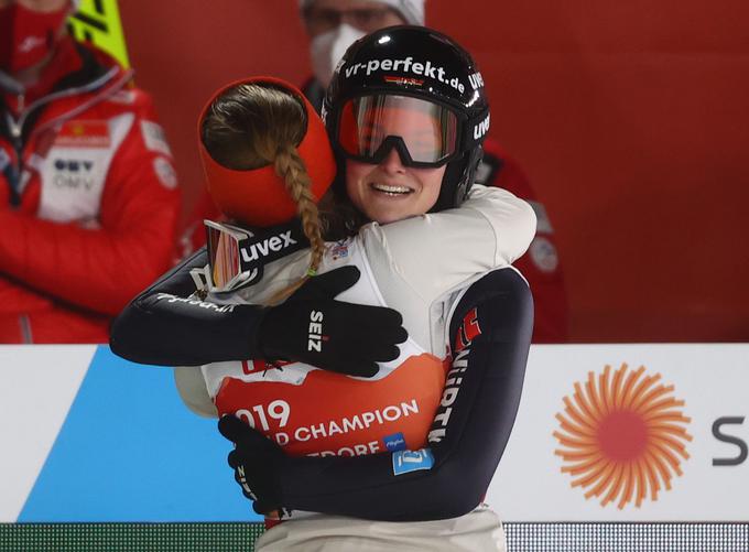Nemki sta presenetili in domača reprezentanca se je razveselila zlate medalje. | Foto: Reuters