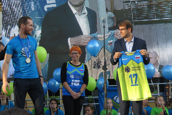 Urnaut v spremstvu gasilskih siren in vodnega slavoloka #foto