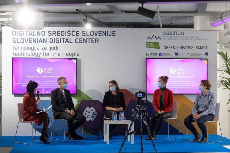 Na okrogli mizi "Talenti prihodnosti", ki je bila ob slavnostni podelitvi diplom deseterici, je v širšem krogu strokovnjakov in zainteresirane javnosti potekala razprava o temah, pomembnih za družbo in gospodarstvo, kot so razvoj talentov, zagotavljanje ekosistema za spodbujanje talentov in njihova vloga v novi digitalni prihodnosti. | Foto: Huawei