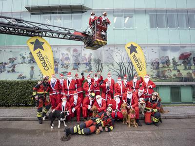 Pogumni Božički s strehe prinesli upanje in veselje v bolniške sobe #video
