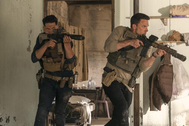 Affleck ni bil zgolj Batman, temveč pred tem že tudi Daredevil, medtem ko Jon Bernthal v aktualni Disneyjevi seriji igra Daredevilovega nasprotnika Maščevalca. Tukaj, tako kot ta dva lika v stripih, združita moči. | Foto: Blitz Film & Video Distribution