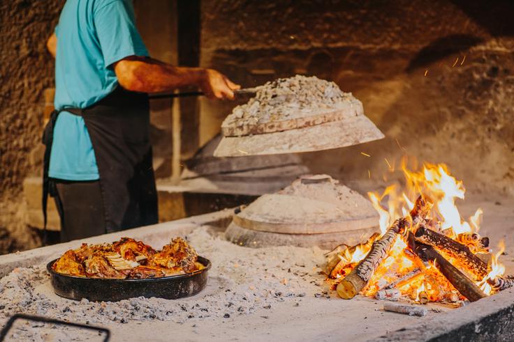 Priprava jedi po tradicionalni metodi v saču | Foto: TZ Dubrovačko - neretvanske županije