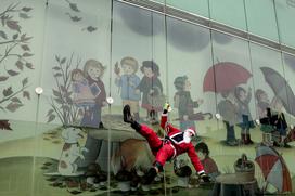Spust božičkov s strehe ljubljanske pediatrične klinike