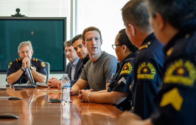 Zuckerberg, policisti | Foto: Facebook