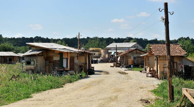 Romska vas, v kateri je potekalo snemanje filma Šanghaj - Filovci ob Bogojini. | Foto: STA