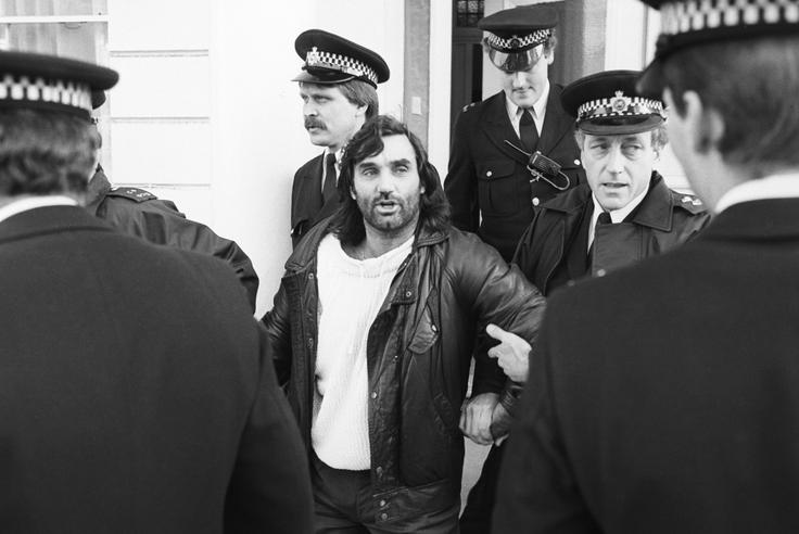 George Best je nase opozarjal tudi zunaj igrišč. Fotografija njegove aretacije leta 1984. | Foto: Getty Images