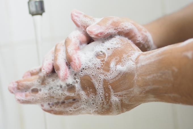 Da bi se izognili okužbam, je treba spoštovati vse zaščitne ukrepe, tudi redno in temeljito umivanje rok. | Foto: Getty Images