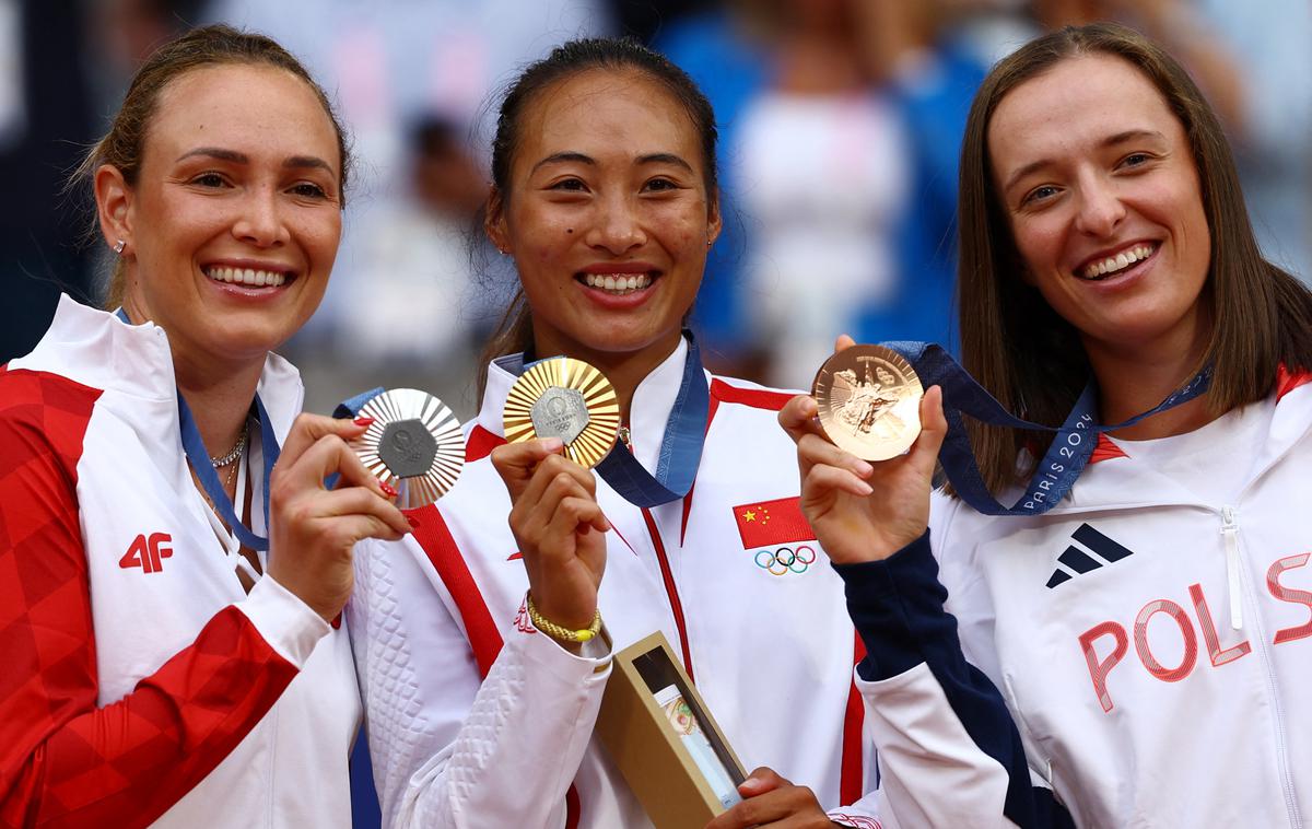 Tenis Pariz 2024 | Qinwen Zheng je poskrbela za presenečenje na ženskem olimpijskem turnirju, saj je šla do konca in osvojila zlato medaljo. Drugo mesto je osvojila Donna Vekić, tretje pa Iga Swiatek. | Foto Reuters