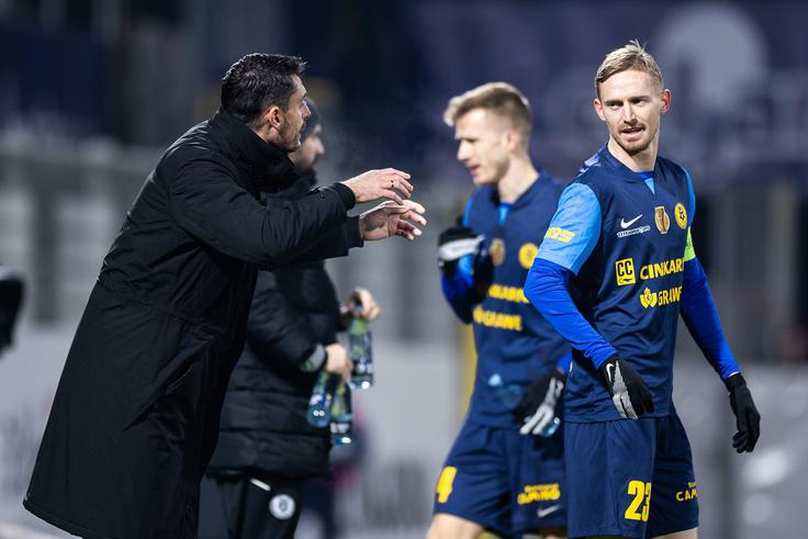 Žan Karničnik bo zaradi poškodbe rame izpustil zelo pomembno gostovanje Celja v Stožicah. | Foto: Jure Banfi