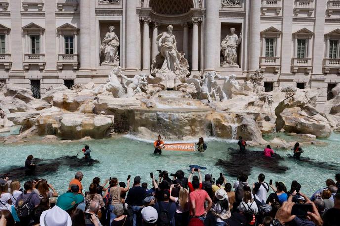 Trevi, podnebni aktivisti | Incident v vodnjaku Trevi je sledil številnim podobnim dejanjem, s katerimi so aktivisti v Italiji v zadnjih tednih opozarjali na podnebno krizo. | Foto Reuters