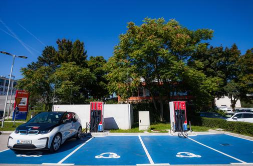 V Ljubljani prvi parkirni senzorji za uporabnike električnih vozil