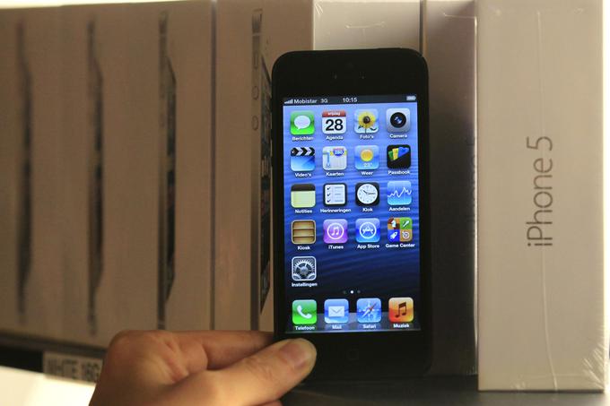 Do takrat največji iPhone, imel je štiripalčni zaslon (predhodnik 3,5-palčnega). Proizvajali so ga samo eno leto, dokler ga ni nadomestil iPhone 5S. | Foto: Reuters