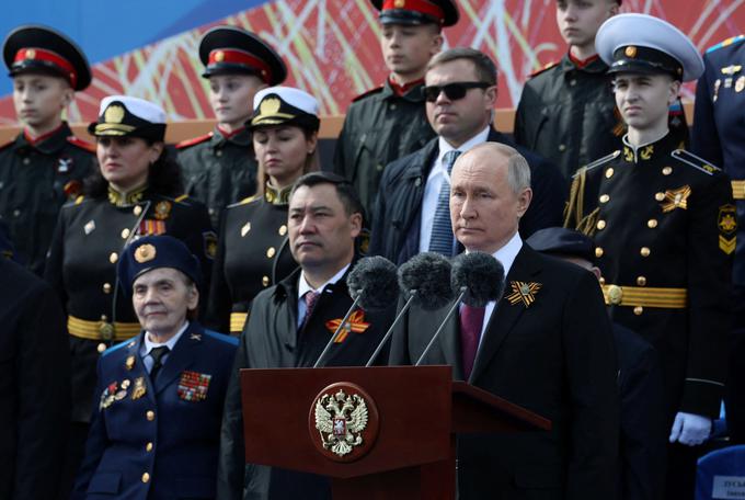 "Danes je civilizacija ponovno na odločilni prelomnici. Proti naši domovini se je razplamtela vojna," je po poročanju francoske tiskovne agencije AFP v svojem uvodnem govoru na Rdečem trgu dejal Putin. | Foto: Reuters