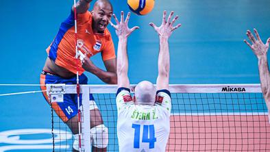 Oslabljeni Slovenci začeli s porazom, Nizozemci ekspresno do zmage