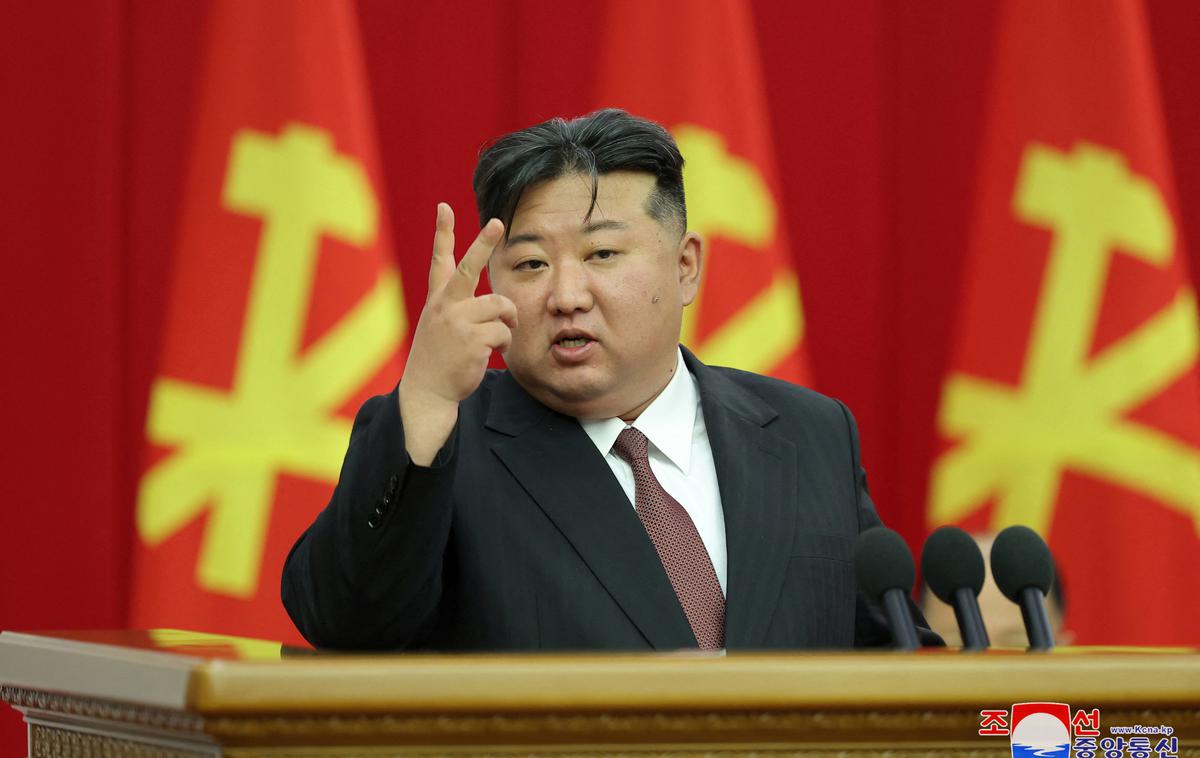 Kim Jong Un | Severnokorejski mediji so v ponedeljek poročali, da je bila izstrelitev odgovor na vojaške vaje, ki so jih minuli teden južno od otoka Jeju izvedle južnokorejska, ameriška in japonska vojska. | Foto Reuters