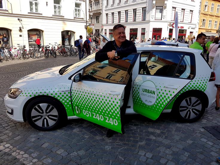 Ljubljanski župan poudarja, da flota dvajsetih novih električnih e-golfov ni taksi služba, temveč storitev prevoza na klic, ki je del javnega prometa. Ti električni golfi bodo med drugim zagotavljali tudi mobilnost na tistih progah, kjer avtobus v določnem obdobju dneva ali ob koncih tedna ni najbolj ekonomična odločitev.  | Foto: Jure Gregorčič