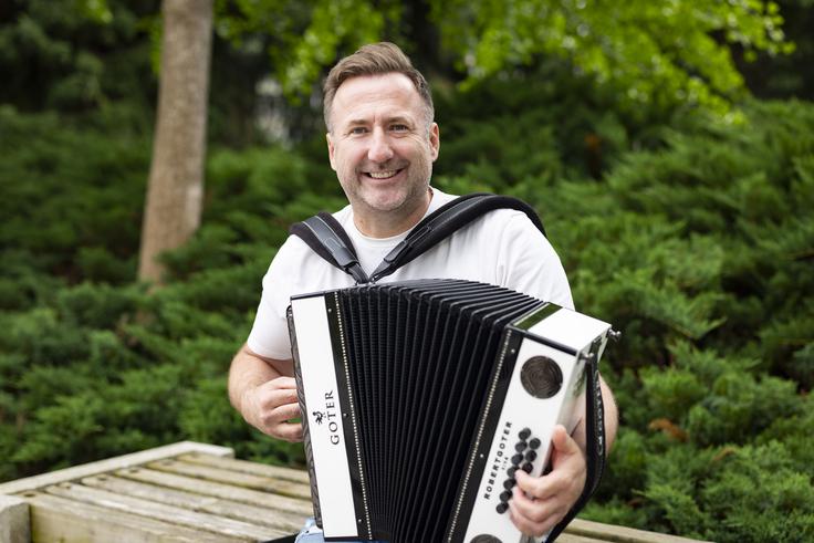"Moj največji idol je bil vedno Franc Mihelič, ker ima lepe melodije, poleg tega pa mi je blizu tudi njegov način igranja harmonike. Njegove skladbe so melodične in tehnično zahtevne, zato mi je bil vedno glavni vzornik." | Foto: Bojan Puhek