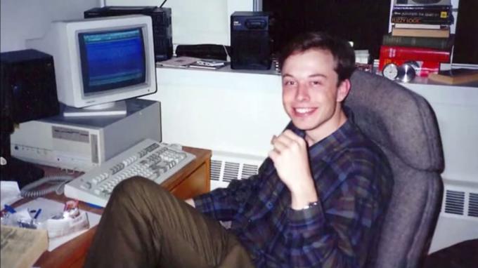 Mladi Elon Musk za računalnikom. V času nastanka te fotografije sicer ni bil več v šoli, temveč je že ustanovil svoje prvo internetno podjetje, Zip2. | Foto: 