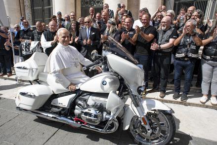 Motor s podpisom papeža gre na dražbo, toliko bi lahko zanj iztržili
