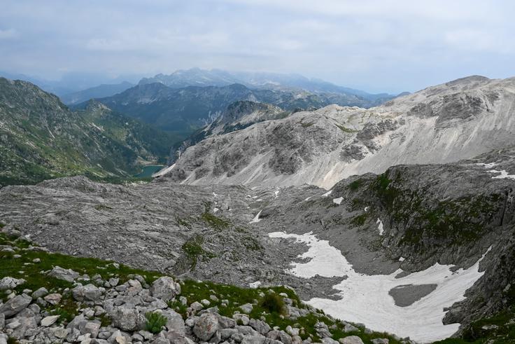 Pogled proti severu, navzdol na Krnsko jezero, najvišji vrhovi Julijcev pa so zaviti v meglice. | Foto: Matej Podgoršek