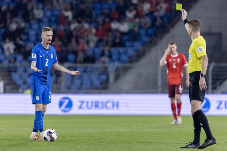 Žan Karničnik želi čim prej pozabiti srečanje v Baslu, na katerem je v nemoči prejel tudi rumeni karton. | Foto: Guliverimage