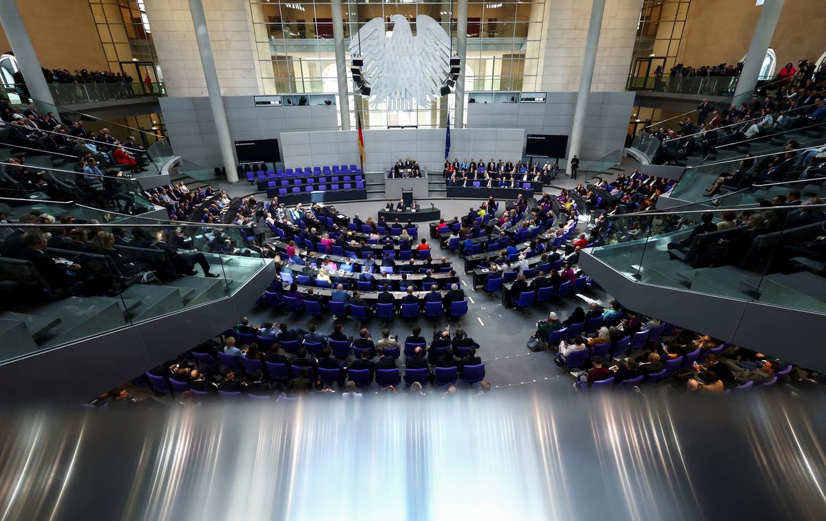 Bundestag | Po nemški zakonodaji se v primeru, da kanclerski kandidat v prvem krogu glasovanja ne dobi absolutne večine, izvede drugi krog. | Foto Reuters