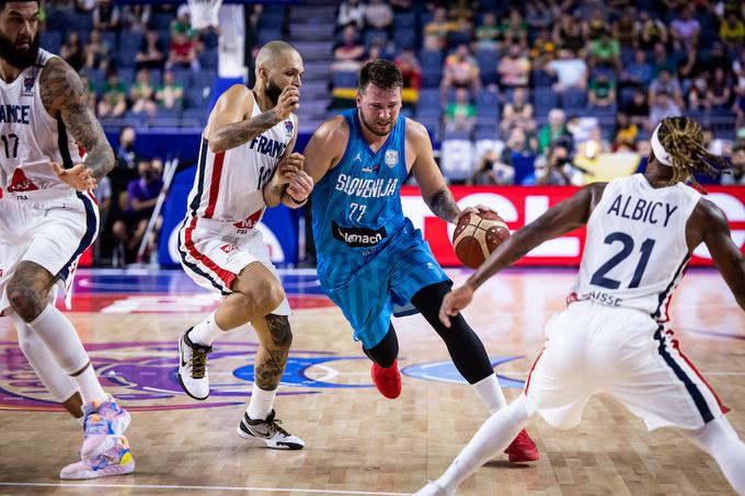 Dončić in Evan Fournier | Foto: Vid Ponikvar