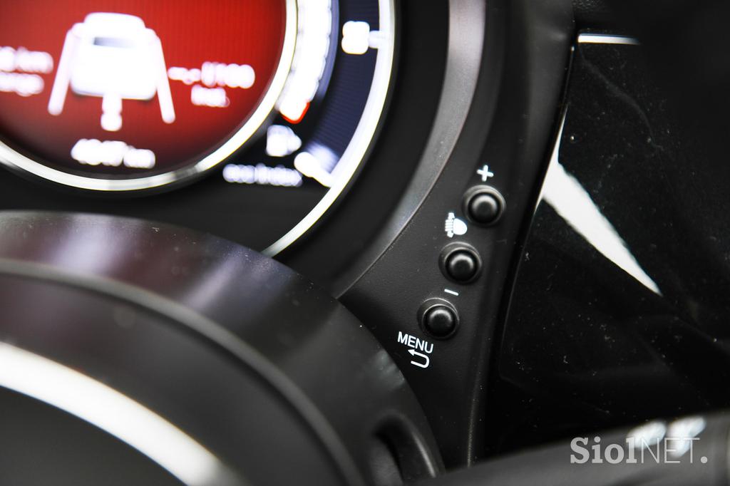 Fiat 500 1.2 8V lounge - šik mestni malček s posluhom za visoko modo