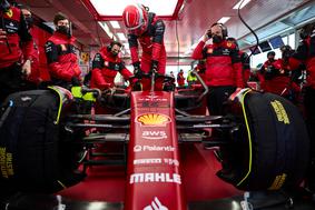 Natočite gorivo in odpeljite svojega mini Ferrarija