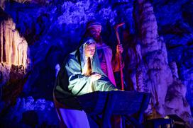 Žive jaslice v Postojnski jami