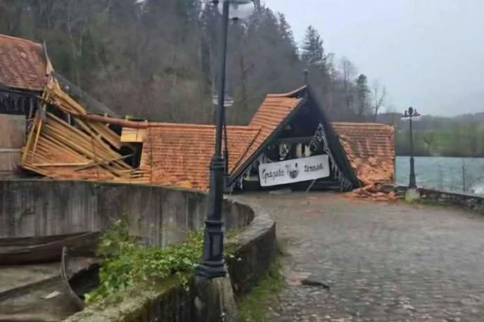 Posledice neurja | Močan veter je odkrival strehe in lomil drevesa. | Foto Neurje.si