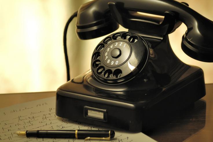 Ko želimo danes hitro stopiti v stik z nekom, ki ne stoji zraven nas, iz žepa potegnemo mobilni telefon in ga pokličemo, mu pošljemo sporočilo ali pa mu pišemo na Facebooku. Včasih je bila edina možnost, da smo dvignili telefonsko slušalko, vtipkali oziroma zavrteli pravo telefonsko številko in upali, da je prejemnik klica v bližini telefona. | Foto: Pixabay
