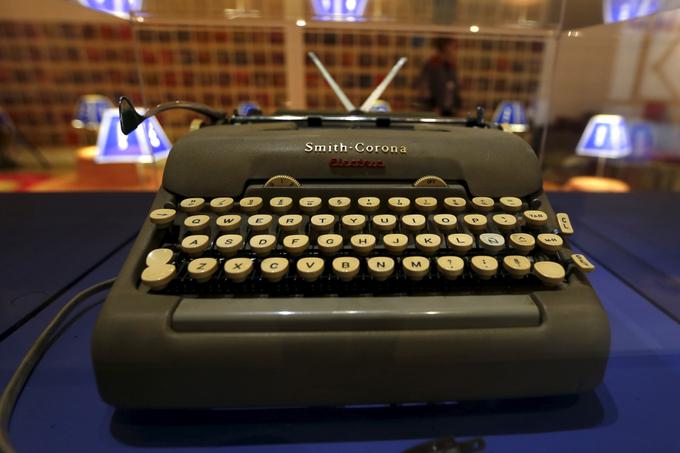 Pisalni stroji so bili nepogrešljivo orodje več kot sto let, v 80. letih prejšnjega stoletja pa so jih začeli izpodrivati osebni računalniki s pisarniškimi programi. | Foto: Reuters