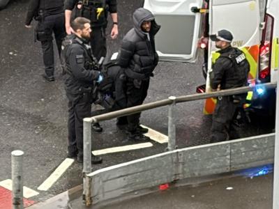 Incident na londonskem letališču: izbruhnil prometni kaos, policija pridržala eno osebo #video