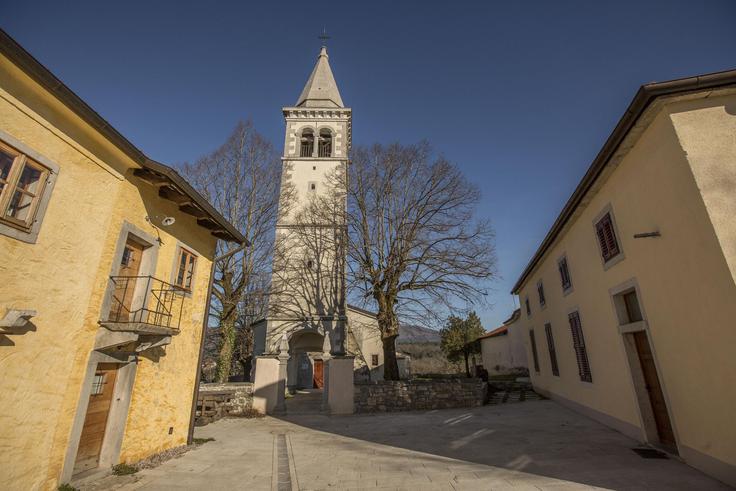 Vas Škocjan, ki je jamam dala ime, nadzoruje Malo in Veliko dolino, kjer se začne podzemni svet Škocjanskih jam. | Foto: 