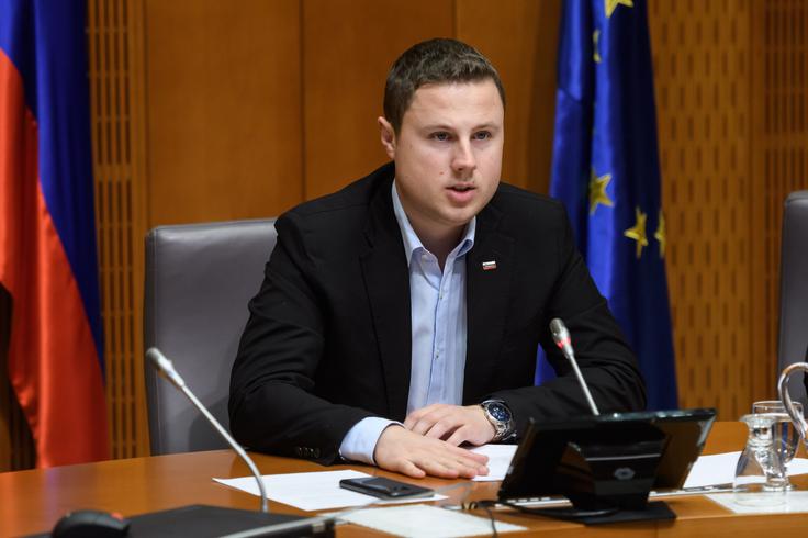 Mahnič sicer meni, da predlog spremembe ustave ne bo dobil zadostne podpore. Kot je namreč spomnil, tudi NSi v prejšnjem mandatu ni podprla takega predloga. "Skupaj imamo 37 poslancev, se pravi, da to ne bo šlo čez in to vlagajo čisto brez veze," je dejal Mahnič. Nato pa je dodal, da v opoziciji to delajo zato, da bo ustanovljena ustavna komisija, "da bo eden od njihovih poslancev zasedel mesto predsednika te ustavne komisije". | Foto: Nebojša Tejić/STA