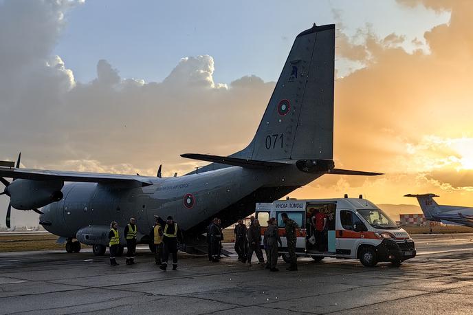 vojaško letalo Spartan | Drugo letalo, s katerim naj bi v Slovenijo danes prepeljali dva mlajša moška s hudimi opeklinami, naj bi predvidoma popoldne pristalo na mariborskem letališču. Na fotografiji je vojaško letalo spartan bolgarske vojske, ki je prav tako priskočila na pomoč pri prevozu ranjencev. | Foto Reuters