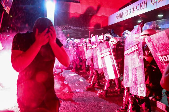 protesti, Novi Sad | Policisti so uporabili solzivec, gumijevke in šok granate. Protestnikom se je pridružila tudi delegacija evropske stranke Zelenih, ki jih je predsednik Aleksandar Vučić označil za drhal. | Foto Reuters