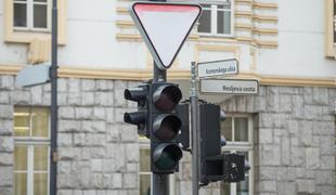 Nedelujoči semaforji v središču Ljubljane: v prometni nesreči jo je skupila krmilna enota