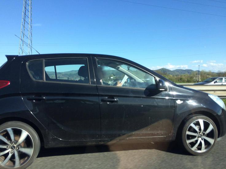 Če bi voznika ustavili policisti, bi mu zaradi branja med vožnjo grozila globa 120 evrov. | Foto: 