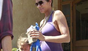 Halle Berry že razkazuje nosečniški trebušček