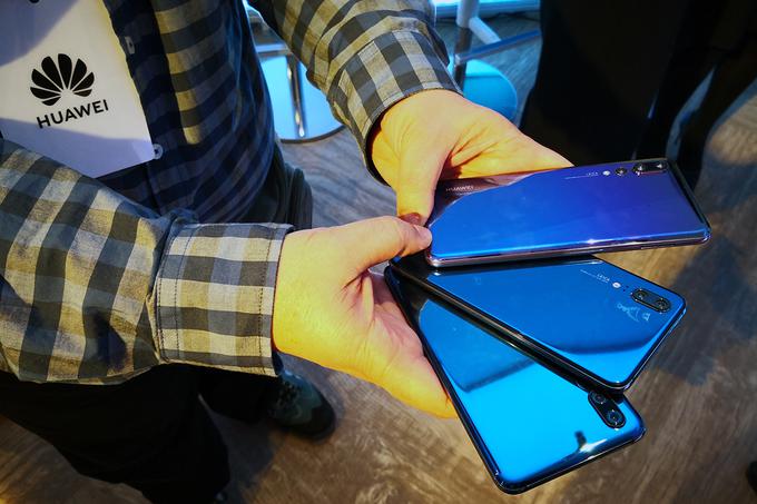 Ohišje pametnega telefona Huawei P20 Pro je narejeno iz več tankih steklenih plasti, kar ustvarja zanimive svetlobne učinke – zlasti pri tistih izvedbah, v katerih nastopajo dvojčki barv. | Foto: Srdjan Cvjetović
